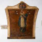L�iconografia qui � completa. C�� Dio posto in alto, lo Spirito Santo rappresentato dalla colomba e Ges� ancora nel grembo materno. La Vergine con le mani giunte � circondata da angeli e ai suoi piedi ci sono la falce di luna e un serpente schiacciato, simbolo della vittoria sul male